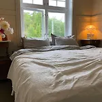 Unikt Skipperhus Med Honer I Hagen Hvaler