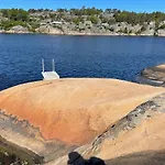 Unikt Skipperhus Med Honer I Hagen Hvaler