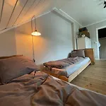 Unikt Skipperhus Med Honer I Hagen Hébergement de vacances
