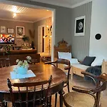 Unikt Skipperhus Med Honer I Hagen *