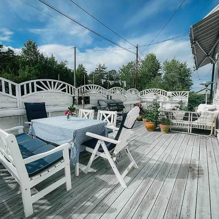 Holiday home Unikt Skipperhus Med Honer I Hagen *