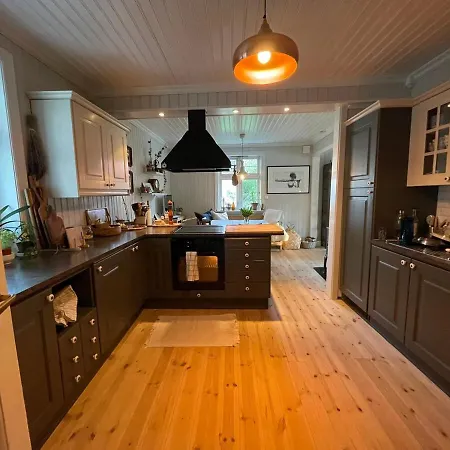 Holiday home Unikt Skipperhus Med Honer I Hagen *