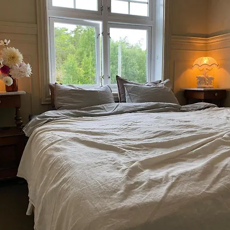 Unikt Skipperhus Med Honer I Hagen Hvaler