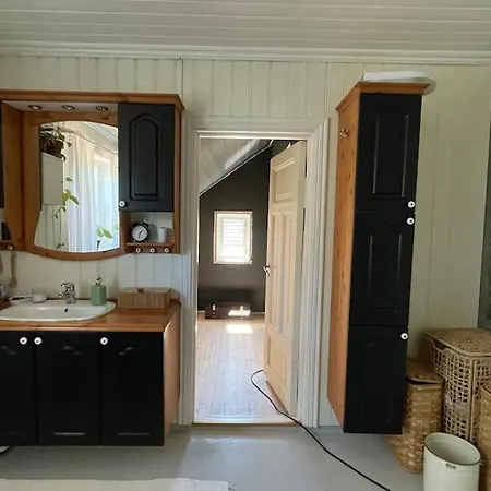 Holiday home Unikt Skipperhus Med Honer I Hagen *