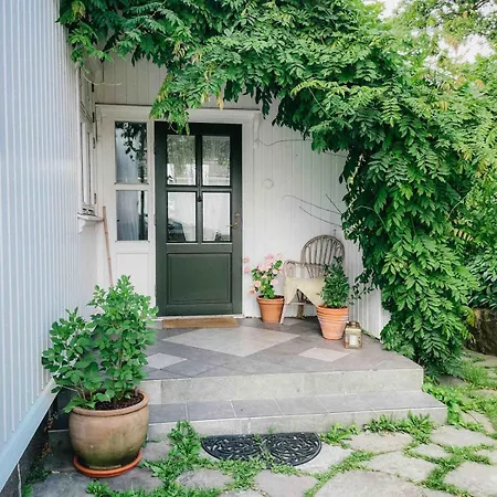 Unikt Skipperhus Med Honer I Hagen Holiday home Hvaler