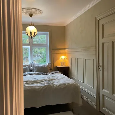 Unikt Skipperhus Med Honer I Hagen *