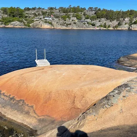 Unikt Skipperhus Med Honer I Hagen Hvaler