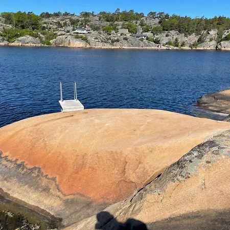 Unikt Skipperhus Med Honer I Hagen Hvaler