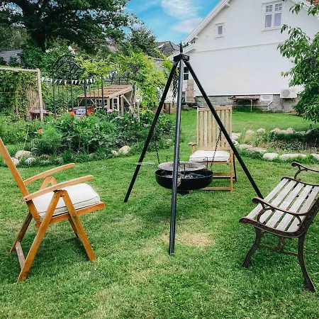 Holiday home Unikt Skipperhus Med Honer I Hagen *