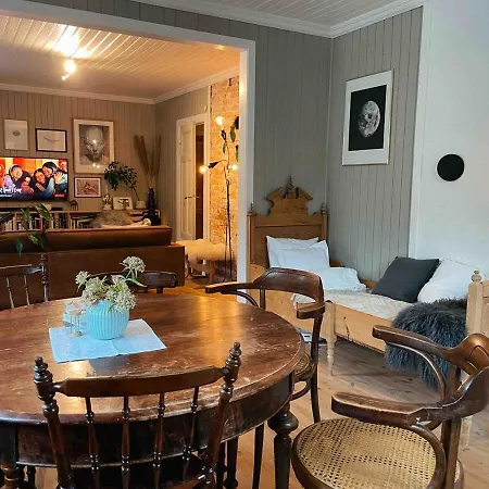 Unikt Skipperhus Med Honer I Hagen *