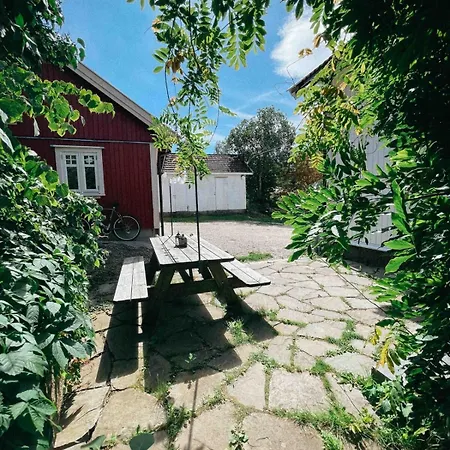 Holiday home Unikt Skipperhus Med Honer I Hagen