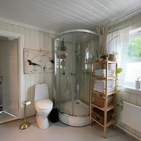 Unikt Skipperhus Med Honer I Hagen Holiday home Hvaler