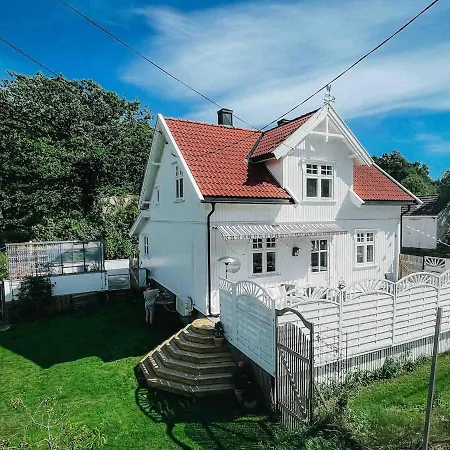 Unikt Skipperhus Med Honer I Hagen * Hvaler