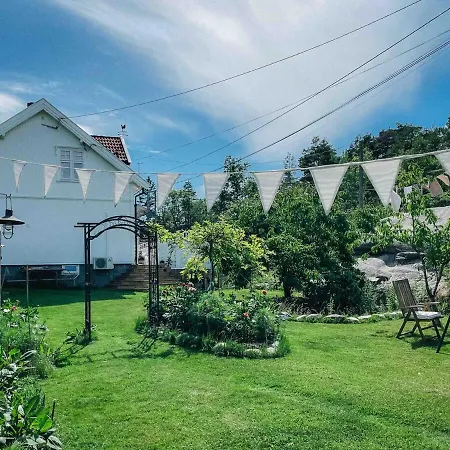 Holiday home Unikt Skipperhus Med Honer I Hagen *
