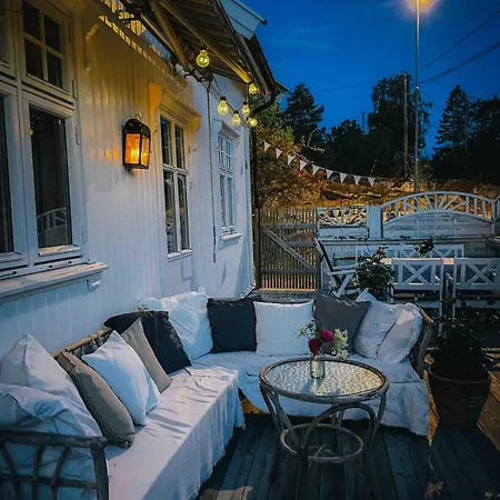 別荘 Unikt Skipperhus Med Honer I Hagen