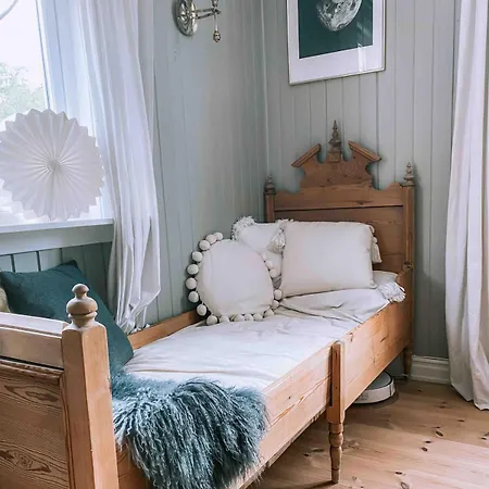 Unikt Skipperhus Med Honer I Hagen *
