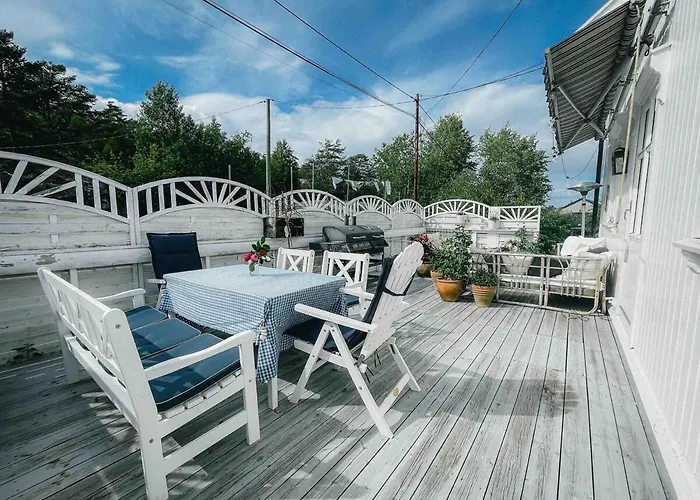 Holiday home Unikt Skipperhus Med Honer I Hagen *
