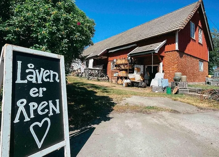 Unikt Skipperhus Med Honer I Hagen Hvaler