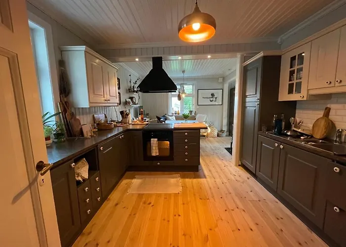 Holiday home Unikt Skipperhus Med Honer I Hagen *