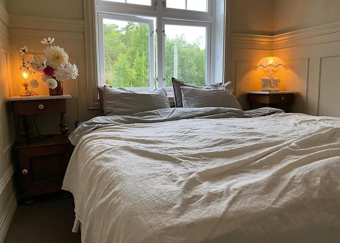 Unikt Skipperhus Med Honer I Hagen Hvaler