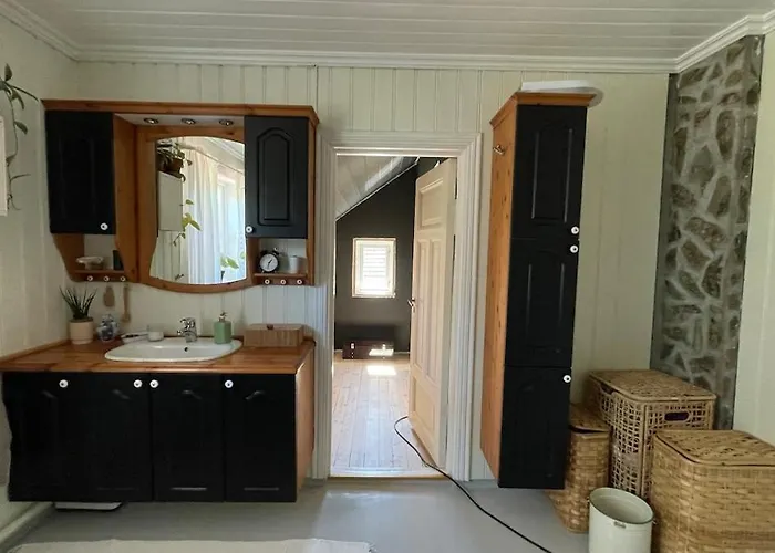 Holiday home Unikt Skipperhus Med Honer I Hagen *