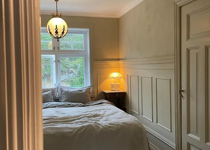 Unikt Skipperhus Med Honer I Hagen *