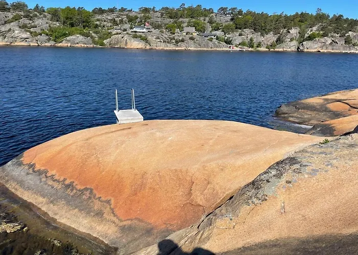 Unikt Skipperhus Med Honer I Hagen Hvaler