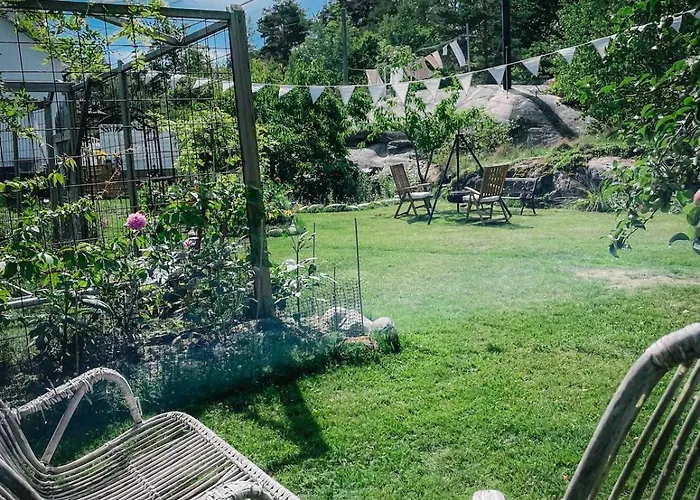 Unikt Skipperhus Med Honer I Hagen Holiday home Hvaler