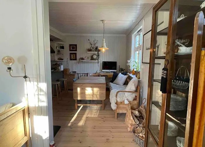 Holiday home Unikt Skipperhus Med Honer I Hagen Hvaler
