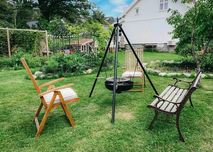 Holiday home Unikt Skipperhus Med Honer I Hagen *