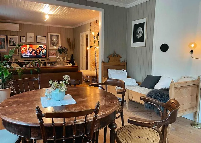 Unikt Skipperhus Med Honer I Hagen *