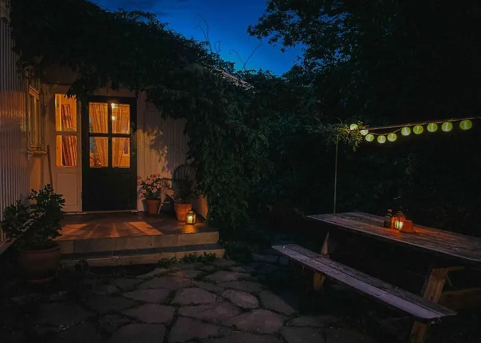 Unikt Skipperhus Med Honer I Hagen