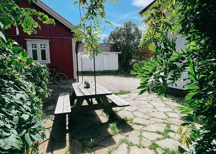 Holiday home Unikt Skipperhus Med Honer I Hagen