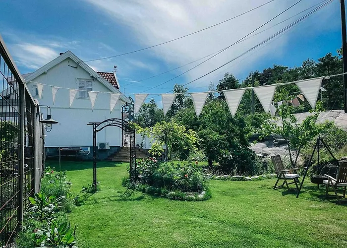 Holiday home Unikt Skipperhus Med Honer I Hagen *