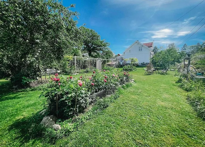 Unikt Skipperhus Med Honer I Hagen Holiday home Hvaler