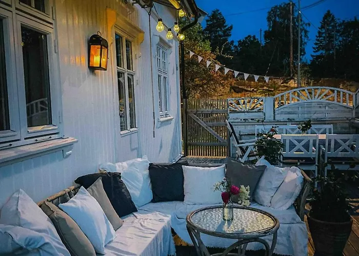 Holiday home Unikt Skipperhus Med Honer I Hagen