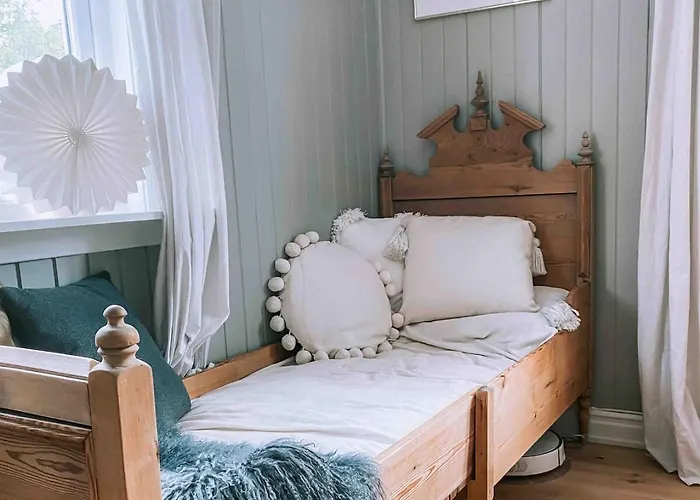 Unikt Skipperhus Med Honer I Hagen *